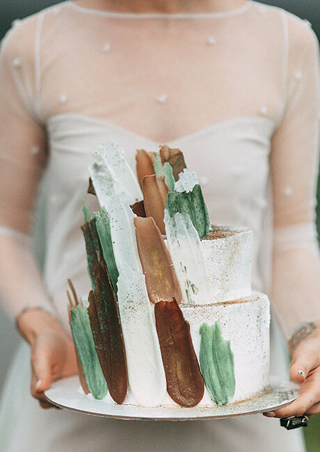 Braut mit Hochzeitstorte