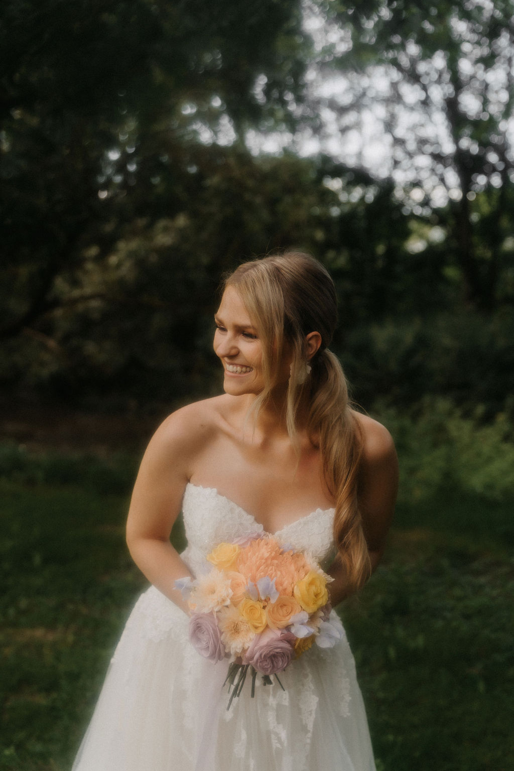 Elopement Picknick Braut mit Brautstrauß